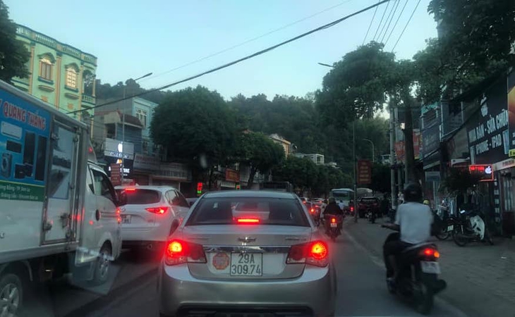 2 thanh niên trên xe SH tử vong sau va chạm với xe bồn trên QL6 - Ảnh 10.