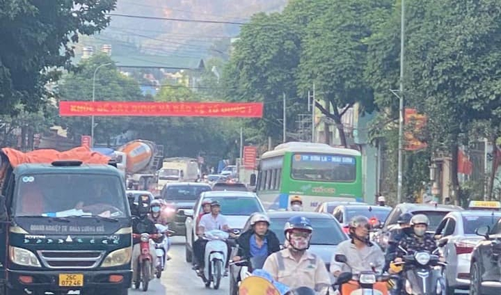 2 thanh niên trên xe SH tử vong sau va chạm với xe bồn trên QL6 - Ảnh 11.