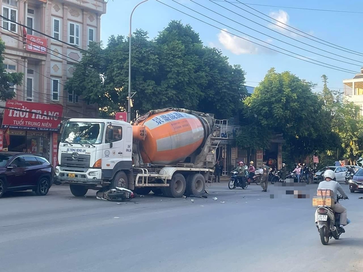 Danh tính 2 thanh niên đi xe SH tử vong sau va chạm với xe bồn trên QL6 - Ảnh 2.