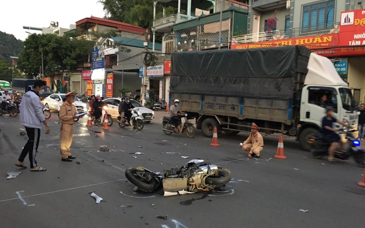 Danh tính 2 nạn nhân đi xe máy tử vong sau va chạm với xe bồn trên QL6