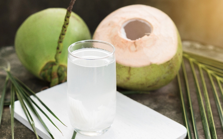 Người bị tiêu chảy uống nước dừa sẽ gây lạnh bụng, đúng hay sai?