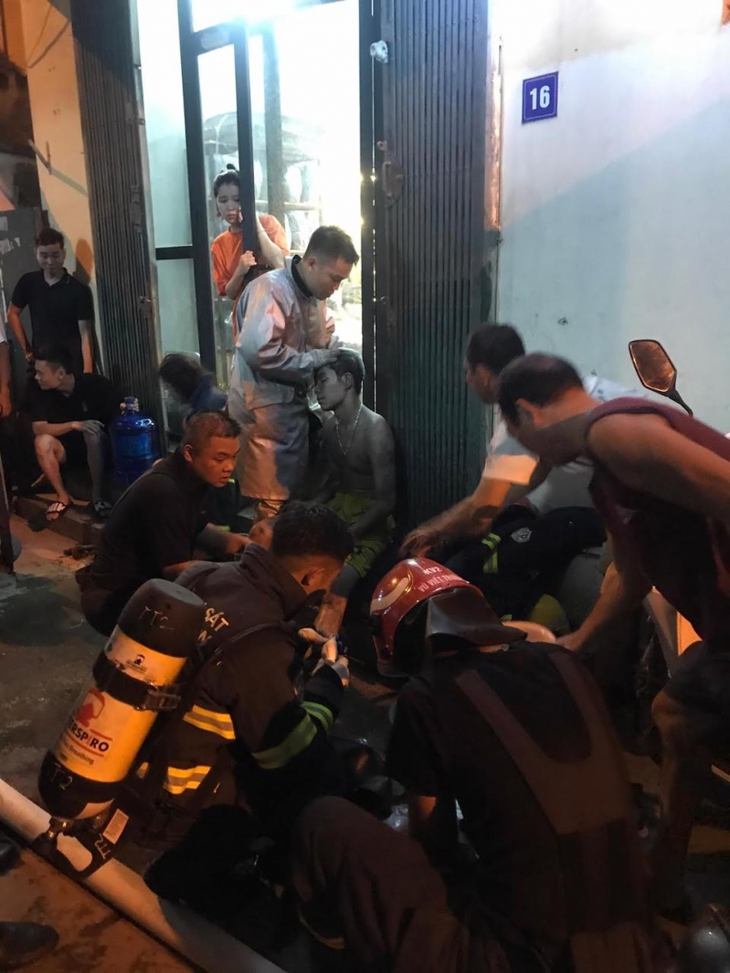Người lính cứu hỏa kể khoảnh khắc cô gái trẻ ôm chặt khi đưa ra khỏi đám cháy - Ảnh 3. Người lính cứu hỏa kể khoảnh khắc cô gái trẻ ôm chặt khi đưa ra khỏi đám cháy - Ảnh 3.
