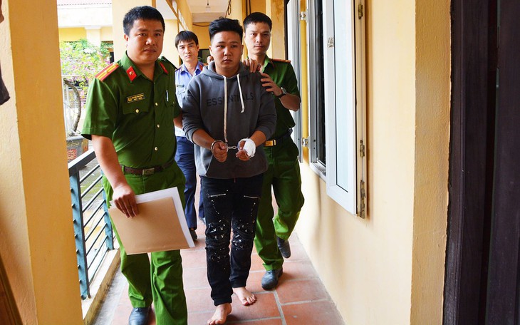 Sau khi chém bạn gái cũ và tình địch, nghi phạm ngồi chờ công an đến bắt giữ