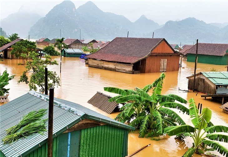 Mưa lớn kéo dài lại đe dọa gây ngập lụt miền Trung - Ảnh 1. Mưa lớn kéo dài lại đe dọa gây ngập lụt miền Trung - Ảnh 1.