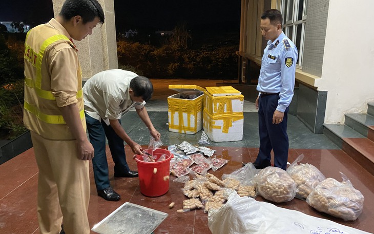 Quảng Ninh: Liên tiếp phát hiện vận chuyển, tiêu thụ thực phẩm 'bẩn'