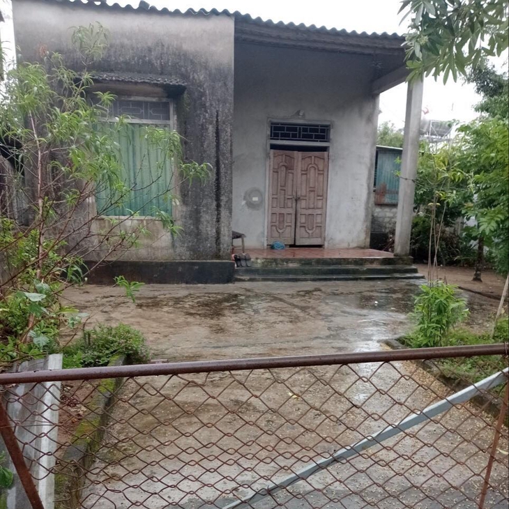 Vợ thiểu năng cùng 2 đứa con nhỏ bại não cầu xin sự sống cho người chồng tai nạn nguy kịch - Ảnh 1.