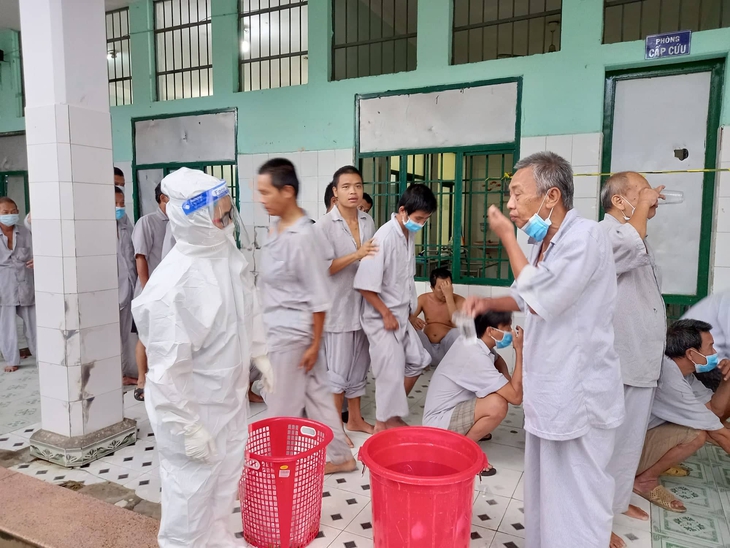 Làm điều dưỡng của “bệnh nhân đặc biệt” - Ảnh 2.