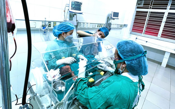 Thay máu toàn phần cứu bé trai 3 ngày tuổi bị vàng da nguy kịch