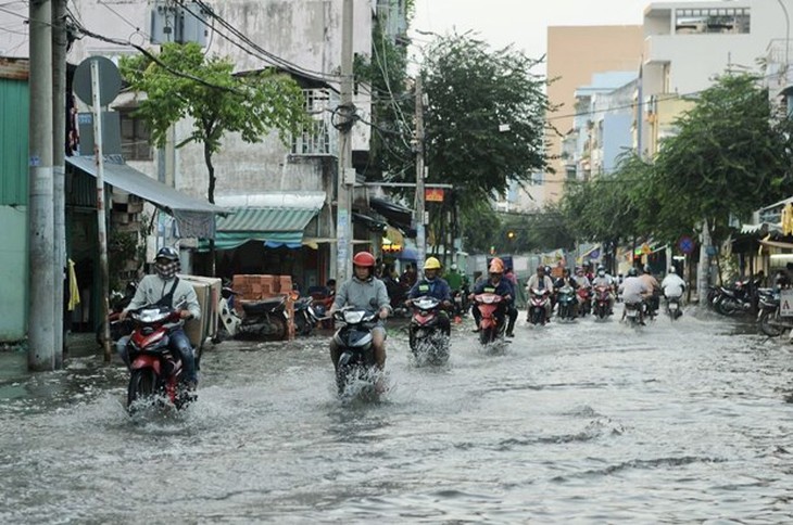 TP.HCM: Triều cường vượt mức báo động 3, nhiều tuyến đường ngập sâu - Ảnh 1.