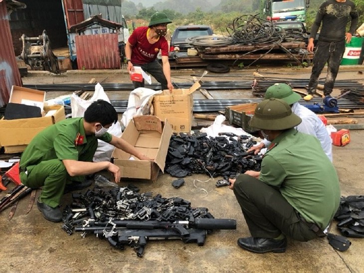 Vận động người dân vùng cao giao nộp vũ khí tự chế, vật liệu nổ - Ảnh 3.