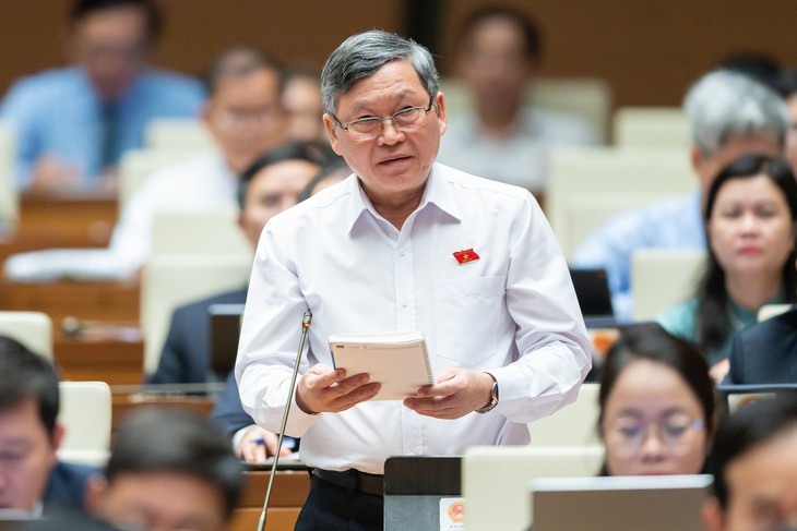 ĐBQH Nguyễn Thị Thủy: ‘Các Bác sĩ phải khám đến vài trăm người bệnh mỗi ngày, áp lực rất lớn’ - Ảnh 1.