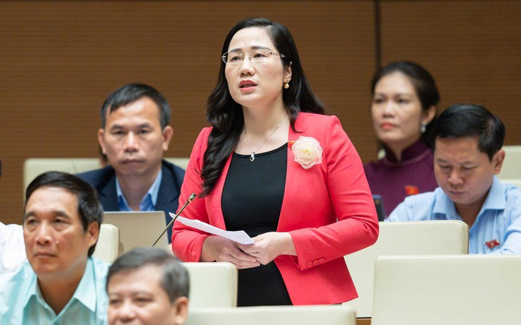 ĐBQH Nguyễn Thị Thủy: ‘Các bác sĩ phải khám đến vài trăm người bệnh mỗi ngày, áp lực rất lớn’