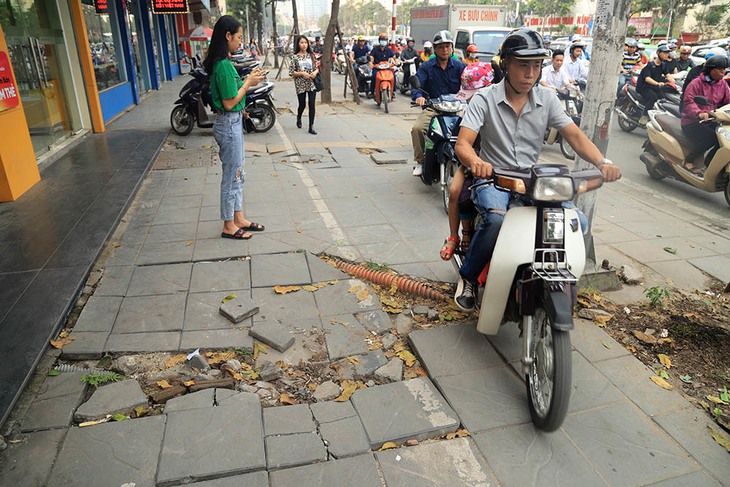 Xe đi lên vỉa hè thì vài năm là vỡ hết đá lát - Ảnh 2. Xe đi lên vỉa hè thì vài năm là vỡ hết đá lát - Ảnh 2.