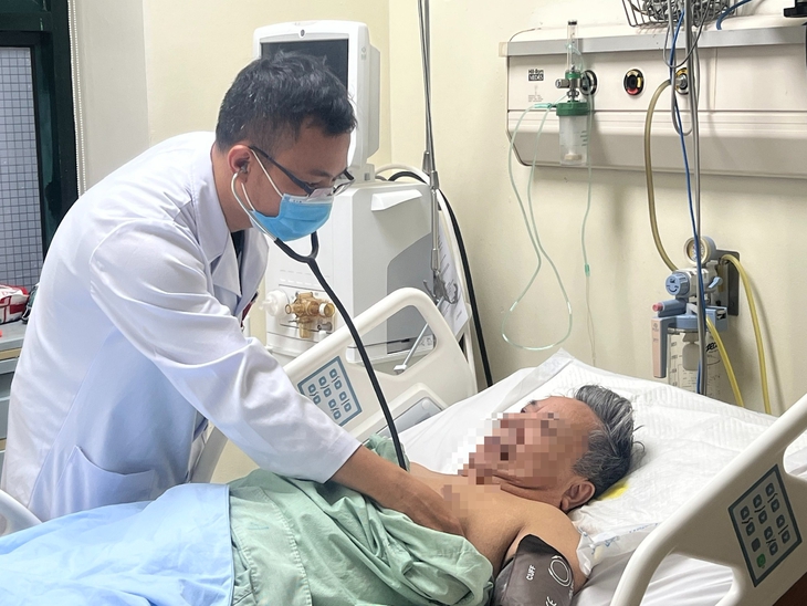 Đang ngồi đột ngột ngã quỵ, chỉ ít phút sau người đàn ông ngưng tim, ngưng thở - Ảnh 1.