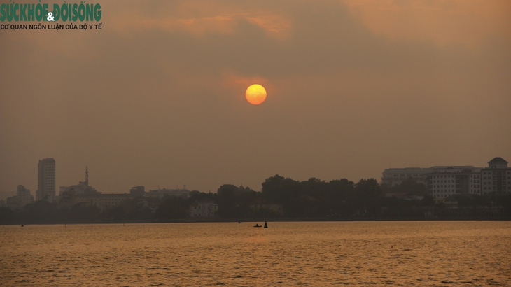 'Say đắm' cảnh bình minh, hoàng hôn tại Hồ Tây - Ảnh 1.