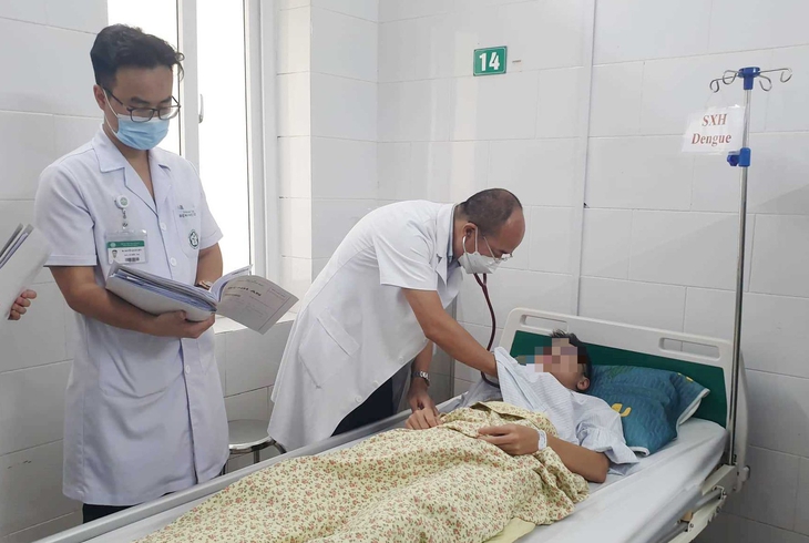 Sốt xuất huyết ở trẻ em, những dấu hiệu nặng cần nhập viện gấp - Ảnh 1.