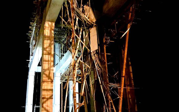 Sập giàn giáo công trình thủy điện, 3 người rơi xuống sông Kỳ Cùng