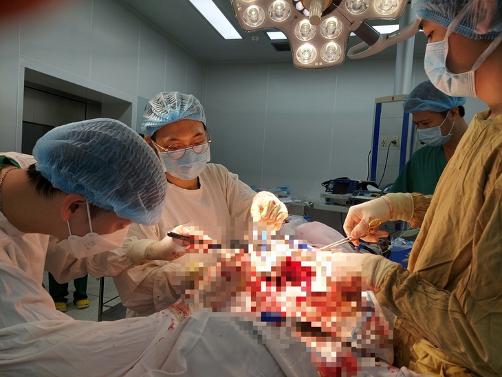 Báo động đỏ kịp thời cứu sống bệnh nhân bị vết thương tim - Ảnh 1.
