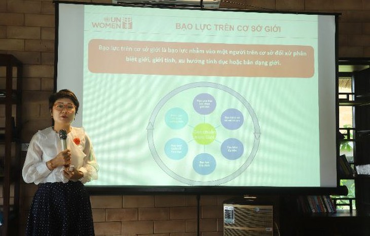 Cần "bình đẳng giới" trong chính những bài báo viết về giới, bạo lực giới - Ảnh 2. Cần "bình đẳng giới" trong chính những bài báo viết về giới, bạo lực giới - Ảnh 2.