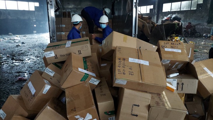 Tiêu hủy lô mỹ phẩm nhập lậu và thuốc phòng bệnh không rõ nguồn gốc trị giá gần 20 tỷ đồng - Ảnh 3. Tiêu hủy lô mỹ phẩm nhập lậu và thuốc phòng bệnh không rõ nguồn gốc trị giá gần 20 tỷ đồng - Ảnh 3.