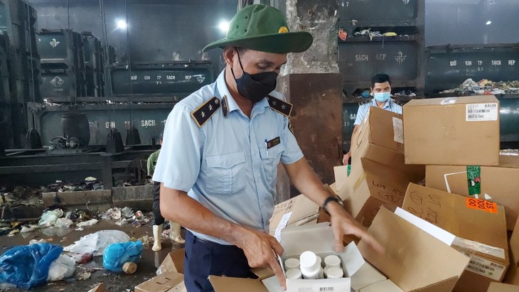 Tiêu hủy lô mỹ phẩm nhập lậu và thuốc phòng bệnh không rõ nguồn gốc trị giá gần 20 tỷ đồng - Ảnh 1. Tiêu hủy lô mỹ phẩm nhập lậu và thuốc phòng bệnh không rõ nguồn gốc trị giá gần 20 tỷ đồng - Ảnh 1.