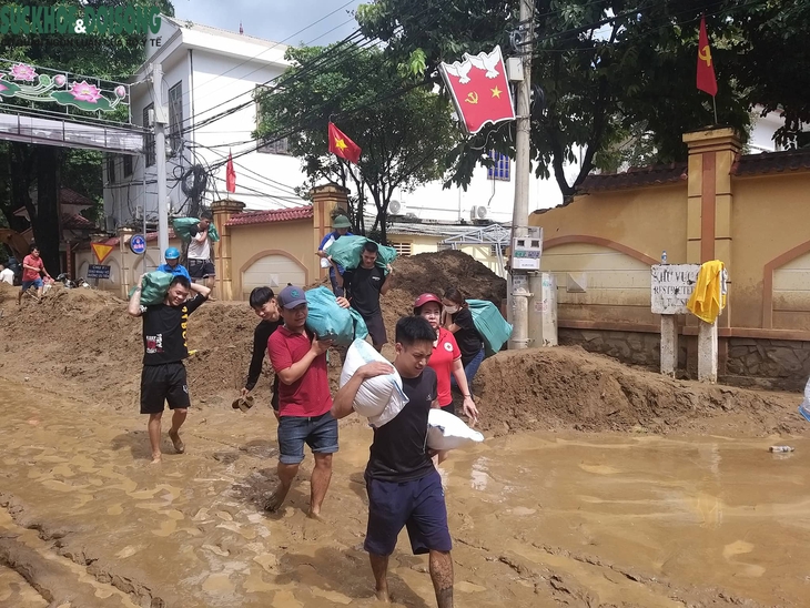 Từng giờ vượt lũ tiếp tế lương thực cho bản làng đang bị chia cắt - Ảnh 5.