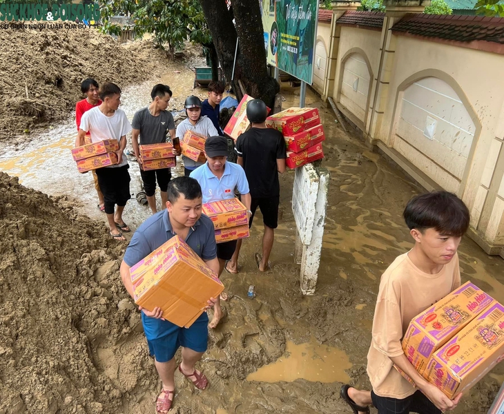 Từng giờ vượt lũ tiếp tế lương thực cho bản làng đang bị chia cắt - Ảnh 7.