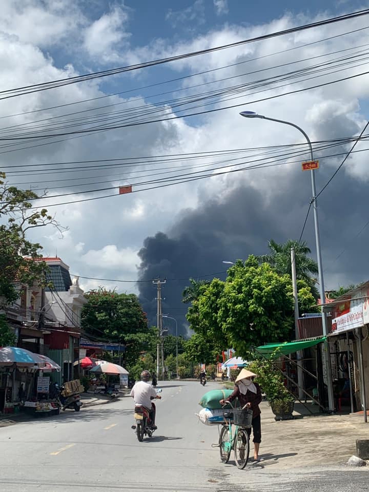 Hải Phòng: Cháy lớn tại tổng kho An Hồng, An Dương - Ảnh 3. Hải Phòng: Cháy lớn tại tổng kho An Hồng, An Dương - Ảnh 3.