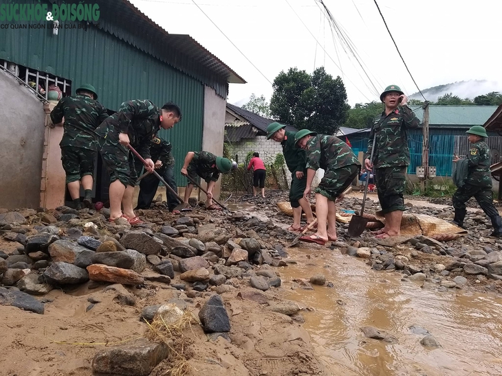 Lũ dữ ở huyện miền núi: Tích góp cả đời giờ mất hết... - Ảnh 7.