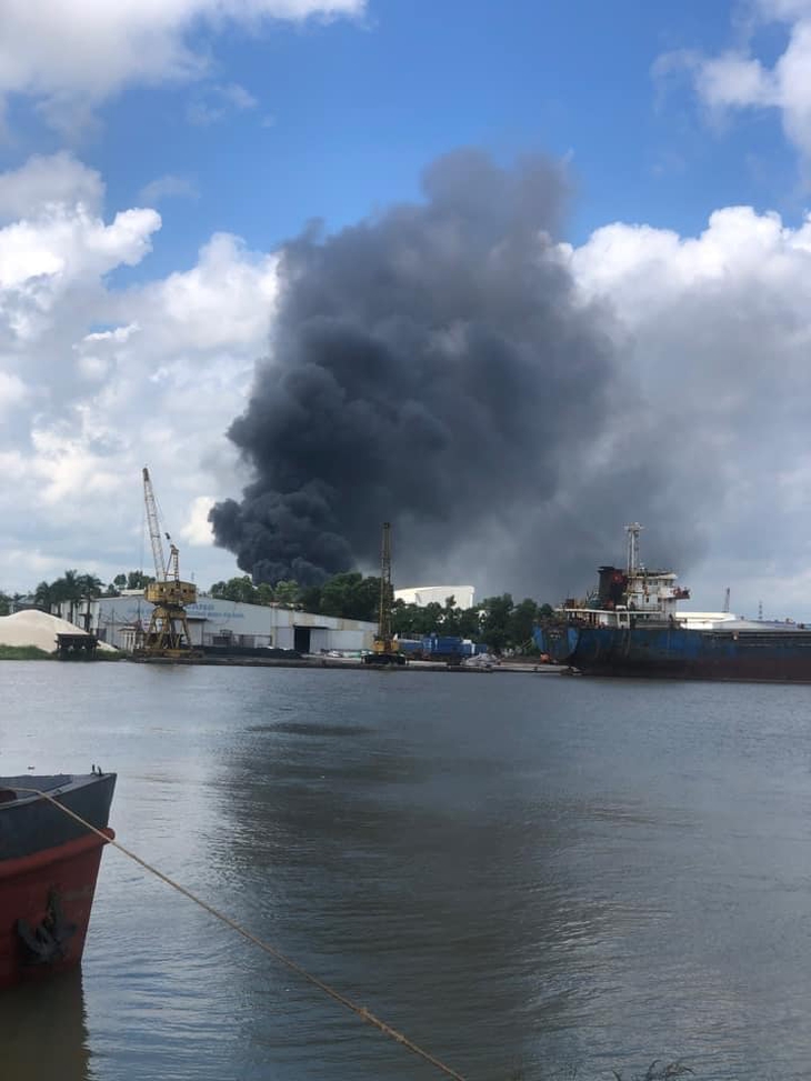 Hải Phòng: Cháy lớn tại tổng kho An Hồng, An Dương - Ảnh 7. Hải Phòng: Cháy lớn tại tổng kho An Hồng, An Dương - Ảnh 7.