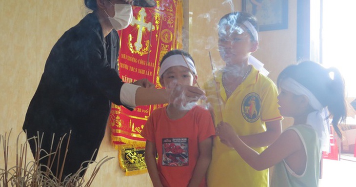 3 đứa trẻ mất bố, mẹ do lũ cuốn trôi: 'Cháu sẽ nấu ăn cho 2 em chờ bố mẹ về'