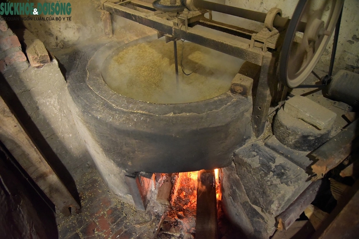 Làng Mễ Trì rực lửa, tiếng chày rộn vang vào vụ cốm mới - Ảnh 4.