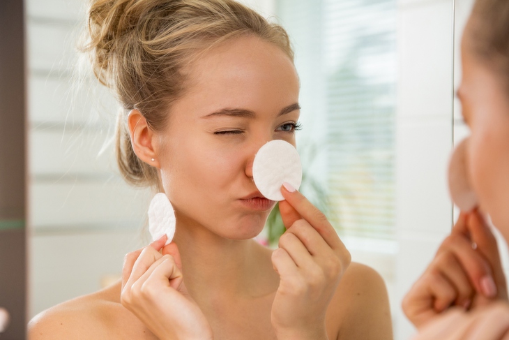 Da mụn có nên dùng dầu tẩy trang không? - Ảnh 4.