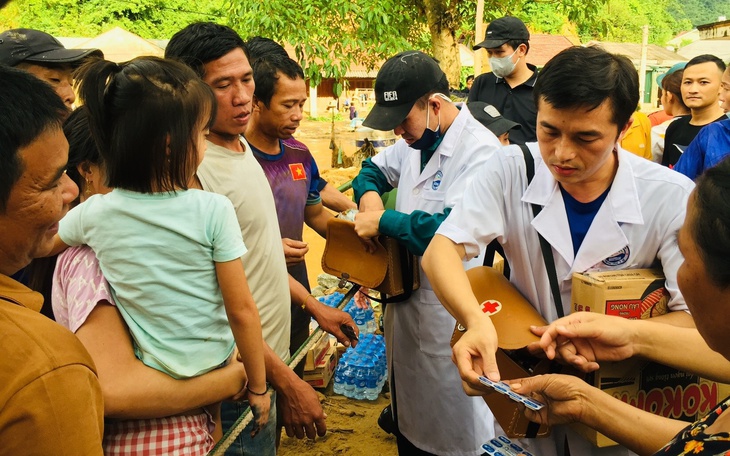 Bác sĩ nơi tâm lũ Kỳ Sơn: Càng mưa lũ, càng phải vào với dân bản