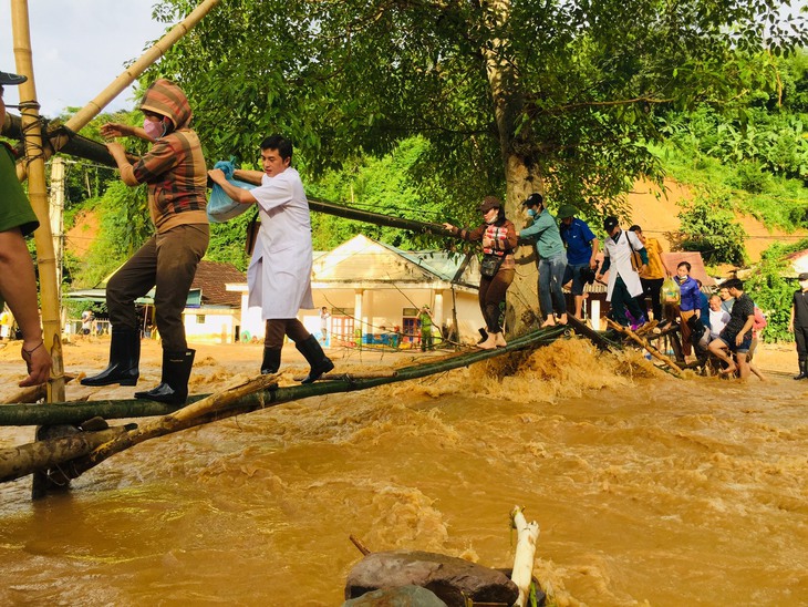 Tâm lũ ở huyện Kỳ Sơn: Càng mưa lũ, càng phải vào với dân bản - Ảnh 1.