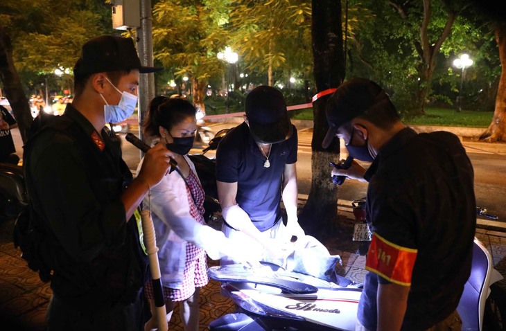 Cảnh sát “mật phục” bắt giữ nhiều nhóm đối tượng nẹt pô, lạng lách, đánh võng trên phố - Ảnh 2.