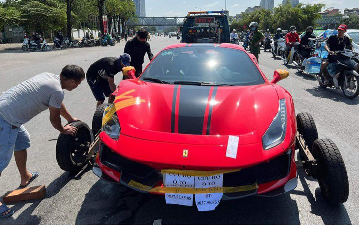 Cận cảnh siêu xe Ferrari 488 tông chết người ở Hà Nội