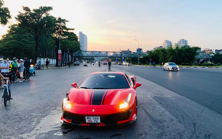 Siêu xe Ferrari 488 va chạm với xe máy khiến một người tử vong