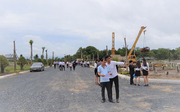 Giá bất động sản, đặc biệt là nhà ở, đất ở liên tục tăng cao hơn so với thu nhập của người dân - Ảnh 2.