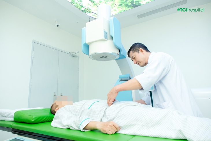Bóc "quả trứng vịt" nằm trọn trong bàng quang người bệnh - Ảnh 2.