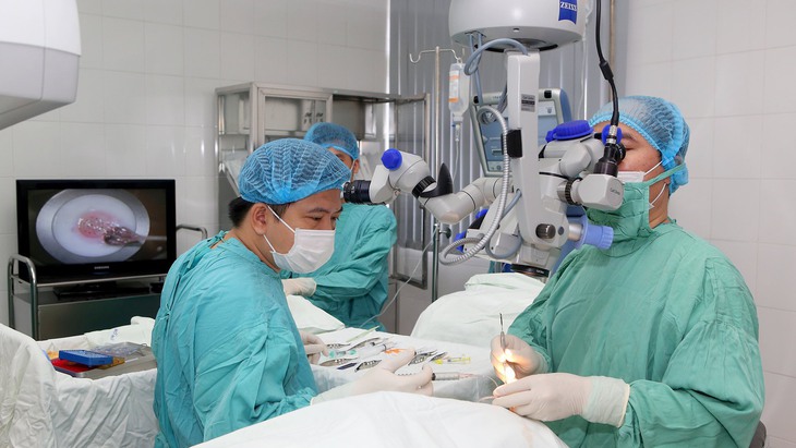 Giác mạc người phụ nữ chết não hiến tặng mang lại ánh sáng cho 2 bệnh nhân ở Huế - Ảnh 1.