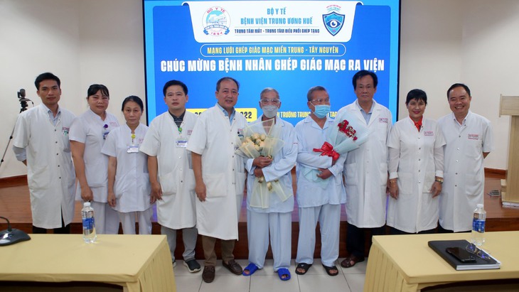 Giác mạc người phụ nữ chết não hiến tặng mang lại ánh sáng cho 2 bệnh nhân ở Huế - Ảnh 2.