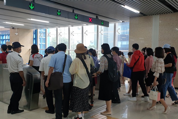 Tàu điện Cát Linh - Hà Đông ra sao sau 1 năm đi vào khai thác? - Ảnh 4.