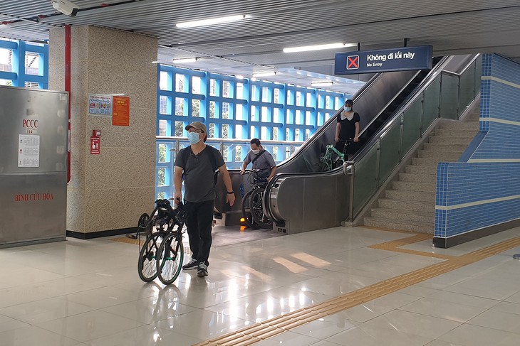 Tàu điện Cát Linh - Hà Đông ra sao sau 1 năm đi vào khai thác? - Ảnh 12.