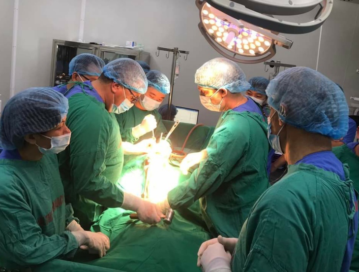 Thầy thuốc Việt - Pháp 'trình diễn' kỹ thuật thay lại khớp háng cho bệnh nhân cao tuổi - Ảnh 2. Thầy thuốc Việt - Pháp 'trình diễn' kỹ thuật thay lại khớp háng cho bệnh nhân cao tuổi - Ảnh 2.