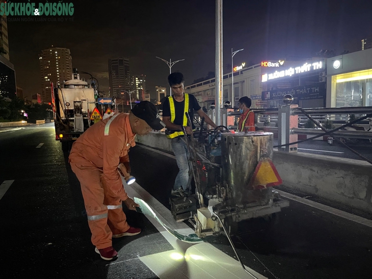 Công nhân xuyên đêm hoàn thành hầm chui Lê Văn Lương, sẵn sàng thông xe ngày 5/10 - Ảnh 3.