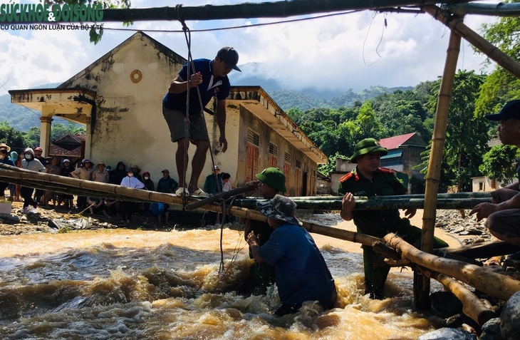 Gắng sức vượt qua lũ dữ - Ảnh 13.