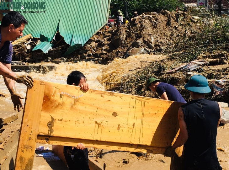 Gắng sức vượt qua lũ dữ - Ảnh 2.