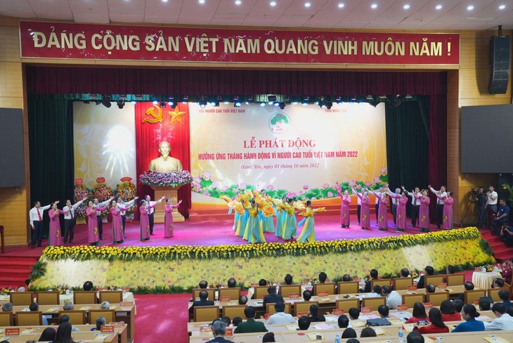 Hành trình chăm sóc sức khỏe xương khớp người cao tuổi của doanh nghiệp Dược - Ảnh 2.