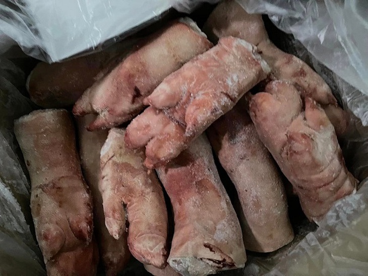 Niêm phong làm rõ 90 tấn chân gà, đùi lợn, dê nguyên con muối đông lạnh hết “date” 2 năm - Ảnh 4. Niêm phong làm rõ 90 tấn chân gà, đùi lợn, dê nguyên con muối đông lạnh hết “date” 2 năm - Ảnh 4.